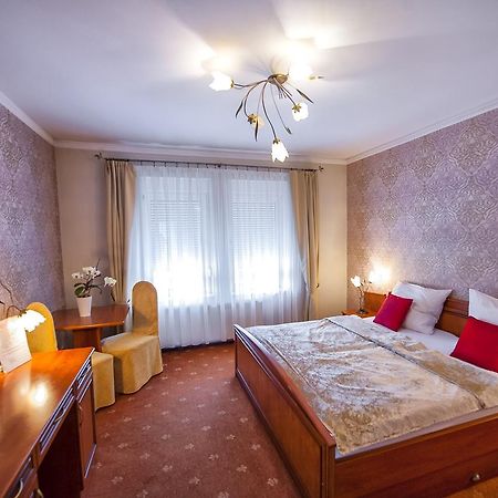 Hotel Imperium Пекары-Слёнске Экстерьер фото