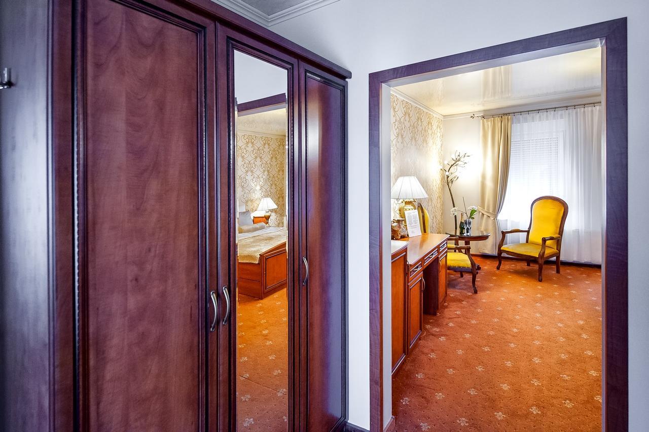 Hotel Imperium Пекары-Слёнске Экстерьер фото