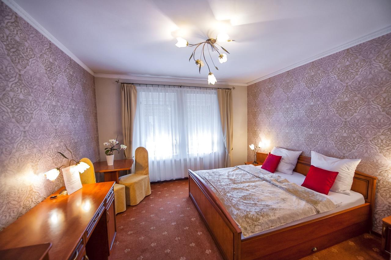 Hotel Imperium Пекары-Слёнске Экстерьер фото